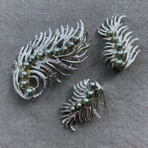 Vintage Sarah Coventry "Feather Fantasy", circa 1959, Brooch & Earrings Set